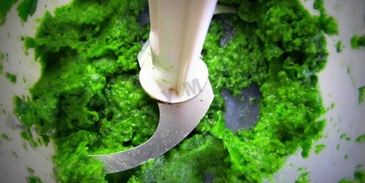 лапша в зеленом шпинатном соусе