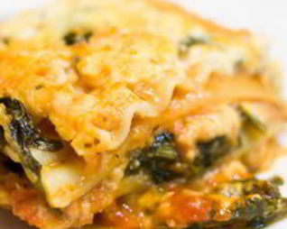 Лазанья с козьим сыром, шпинатом и соусом песто