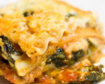 Лазанья с козьим сыром, шпинатом и соусом песто