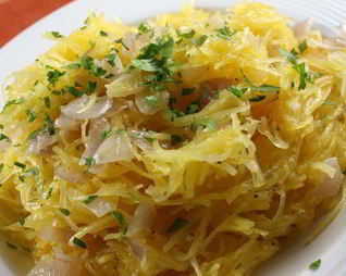 Кабачок спагетти с жареным луком