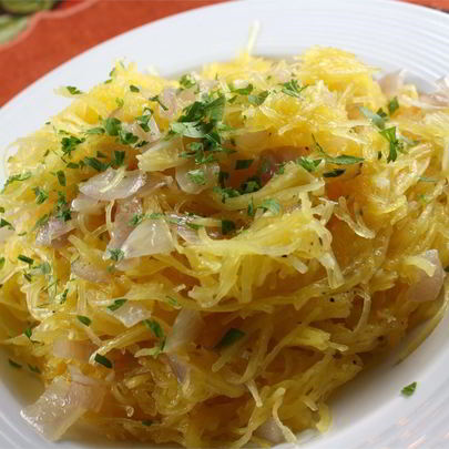 Кабачок спагетти с жареным луком