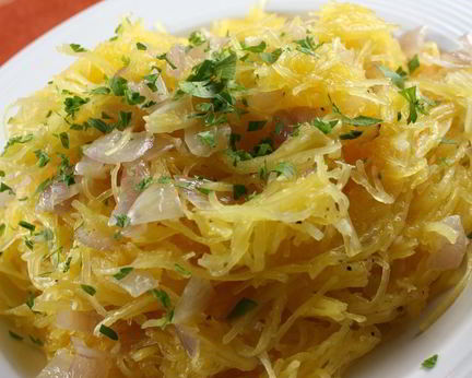 Кабачок спагетти с жареным луком