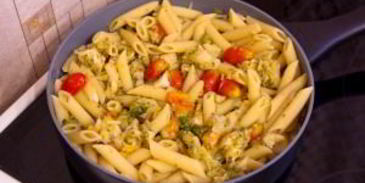 макароны с брокколи, цветной капустой и куриным филе