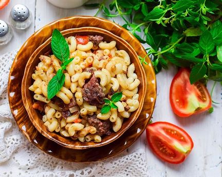 Макароны с тушенкой на сковороде