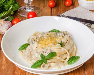 Паста фетучини с курицей в сливочном соусе