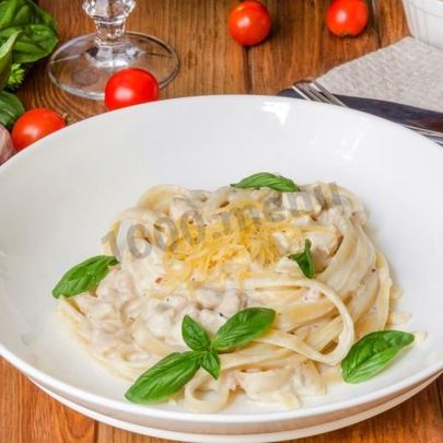 Паста фетучини с курицей в сливочном соусе