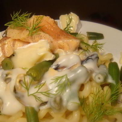 Паста под соусом Бешамель с мидиями и маринованным лососем