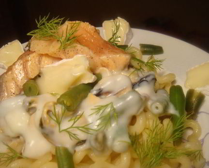 Паста под соусом Бешамель с мидиями и маринованным лососем