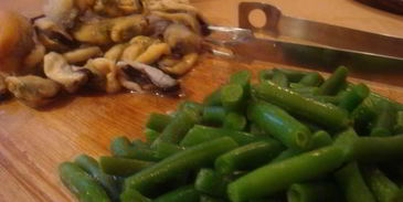 паста под соусом бешамель с мидиями и маринованным лососем