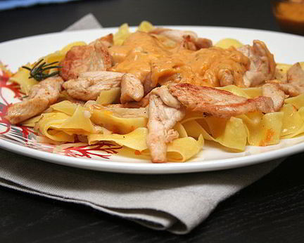 Паста с курицей и сливочным соусом