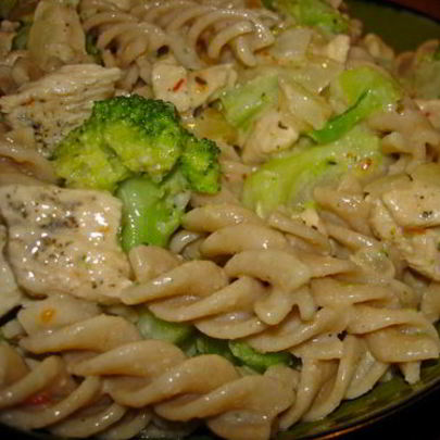 Паста с курицей под соусом альфредо