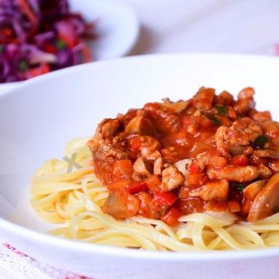 Паста с курицей в томатном соусе