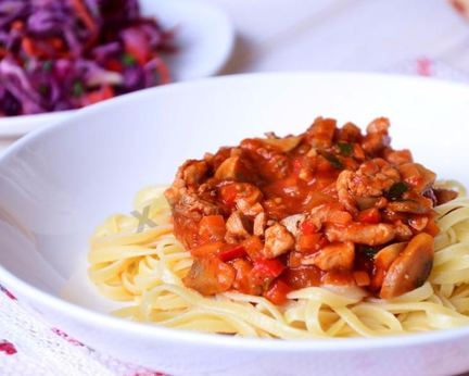 Паста с курицей в томатном соусе