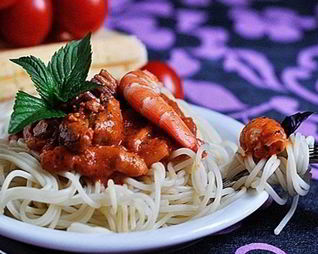 Паста с морепродуктами в томатном соусе