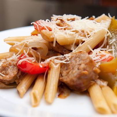 Паста с сосисками и овощами