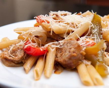 Паста с сосисками и овощами