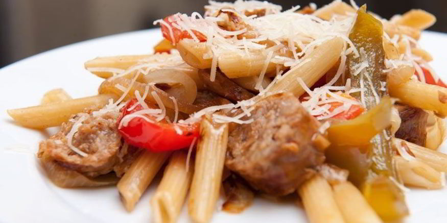 Рецепт пасты с сосисками и овощами
