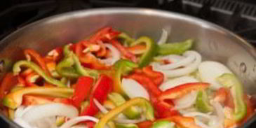 паста с сосисками и овощами