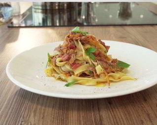 Паста с соусом из тунца, томатов и базилика