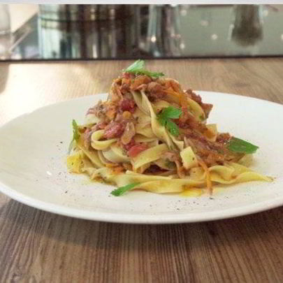 Паста с соусом из тунца, томатов и базилика