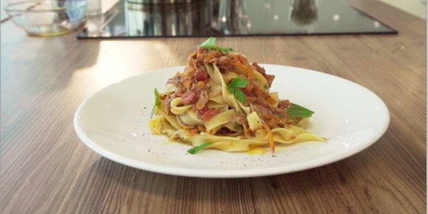 Рецепт пасты с соусом из тунца, томатов и базилика