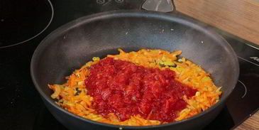 паста с соусом из тунца, томатов и базилика