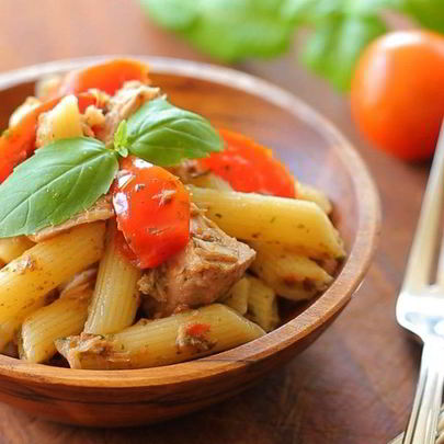 Паста с тунцом и помидорами