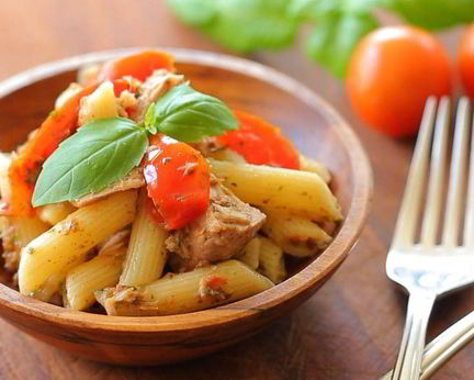 Паста с тунцом и помидорами
