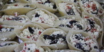 ракушки, фаршированные фетой и оливками