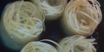 спагетти-гнезда с мясом