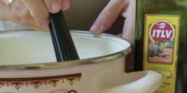 спагетти с чернилами каракатицы в сливочном соусе