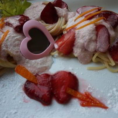 Спагетти с клубникой в сырном соусе