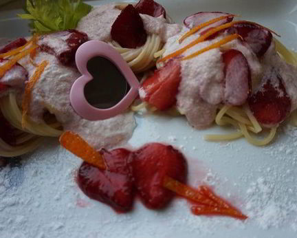 Спагетти с клубникой в сырном соусе