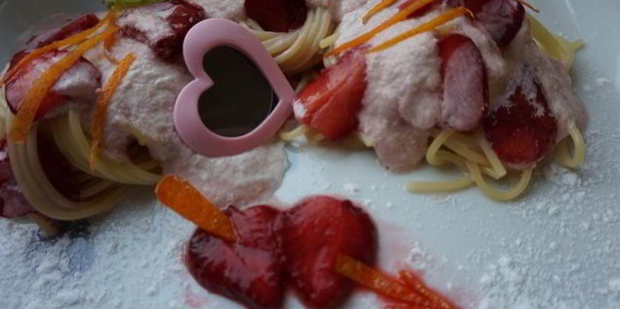 Рецепт спагетти с клубникой в сырном соусе