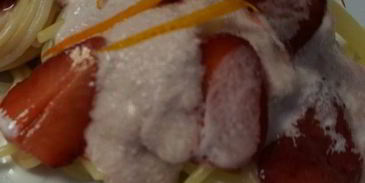 спагетти с клубникой в сырном соусе