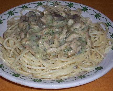 Спагетти с курочкой в изумрудном соусе