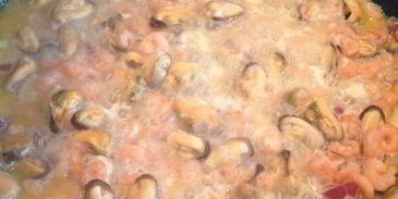 спагетти с морепродуктами в чесночно-сливочном соусе