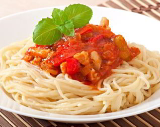 Спагетти с овощами и куриной грудкой