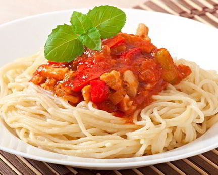 Спагетти с овощами и куриной грудкой