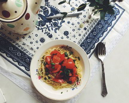 Спагетти с томатами и черемшой