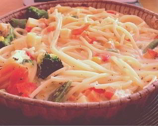 Спагетти, запеченные с овощами в сливочном соусе