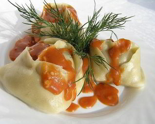 Манты с картофельной начинкой и томатно-чесночным соусом