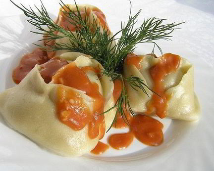 Манты с картофельной начинкой и томатно-чесночным соусом