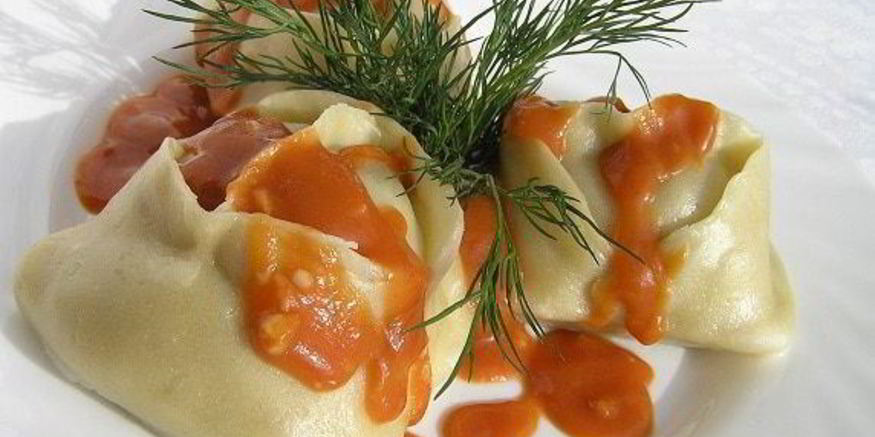 Рецепт мантов с картофельной начинкой и томатно-чесночным соусом