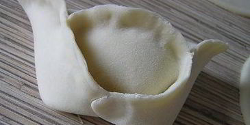 манты с картофельной начинкой и томатно-чесночным соусом