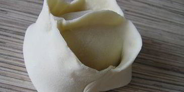 манты с картофельной начинкой и томатно-чесночным соусом