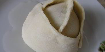 манты с картофельной начинкой и томатно-чесночным соусом