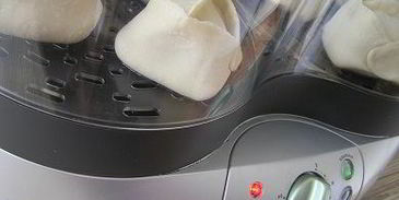 манты с картофельной начинкой и томатно-чесночным соусом