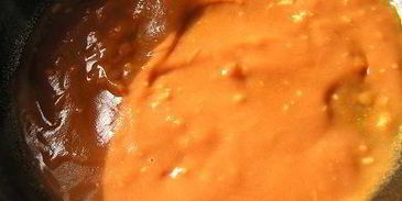 манты с картофельной начинкой и томатно-чесночным соусом