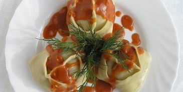манты с картофельной начинкой и томатно-чесночным соусом